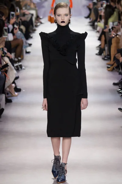 Look 15
